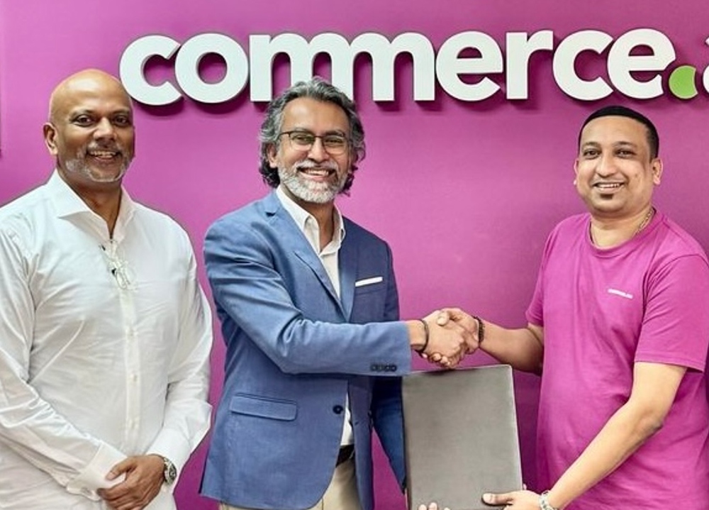 Asia Mobiliti CEO Ramachandran Muniandy (centre) with chief commercial officer Vicks Kanagasingam (left) finalising the partnership with Commerce.Asia Group of Companies Group CEO Kuna Kathigesan.